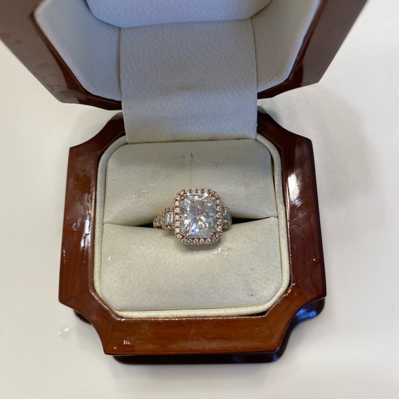 Moissanite and diamond engagement ring - Picture 5 of 10